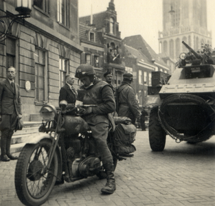 600858 Afbeelding van een gealieerde motorrijder op de Stadhuisbrug te Utrecht, kort voor de intocht van de geallieerden.